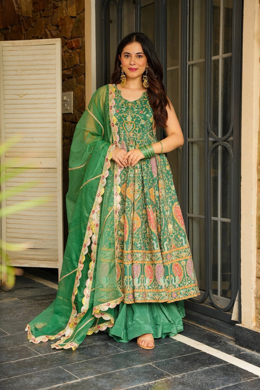 Zarangi Luxe Embroidered Suit Set – Timeless Grandeur in Every Thread