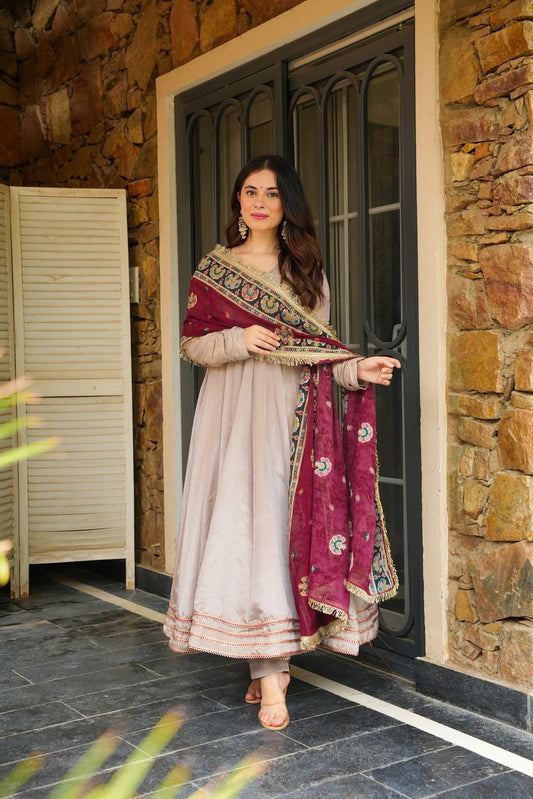 Zarnoor Riwayat Suit Set – A Legacy of Grace
